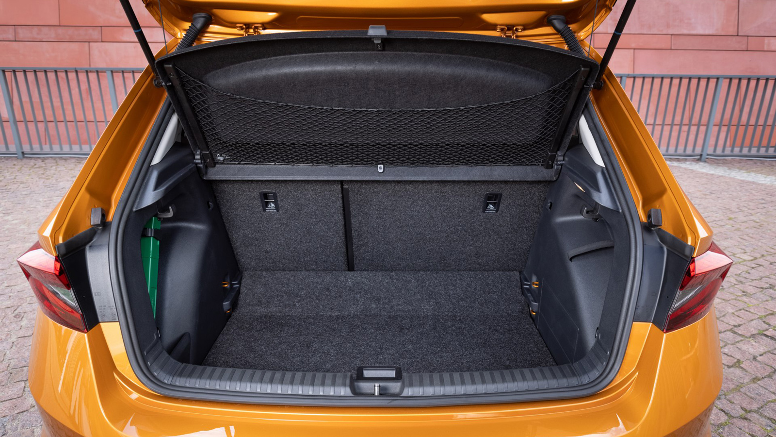 Χάρη στις μεγαλύτερες εξωτερικές διαστάσεις και μεταξόνιο, ο χώρος των επιβατών αυξήθηκε, με τη χωρητικότητα του πορτμπαγκάζ να φτάνει τα 380 λίτρα, κ